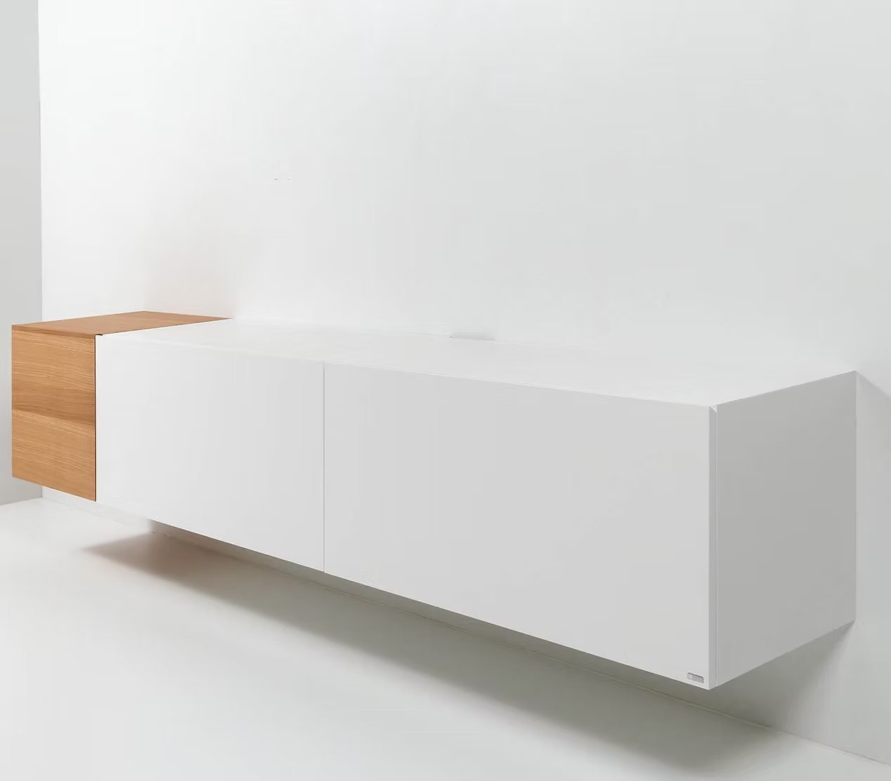 bulbaum "handgemaach" TV-Möbel "zwei en haalef mäta"