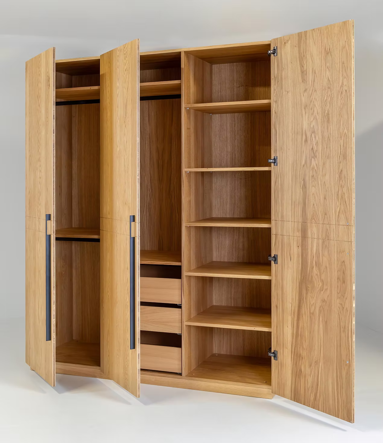 bulbaum "handgemaach" 3-türiger Kleiderschrank "klädaschaaf"