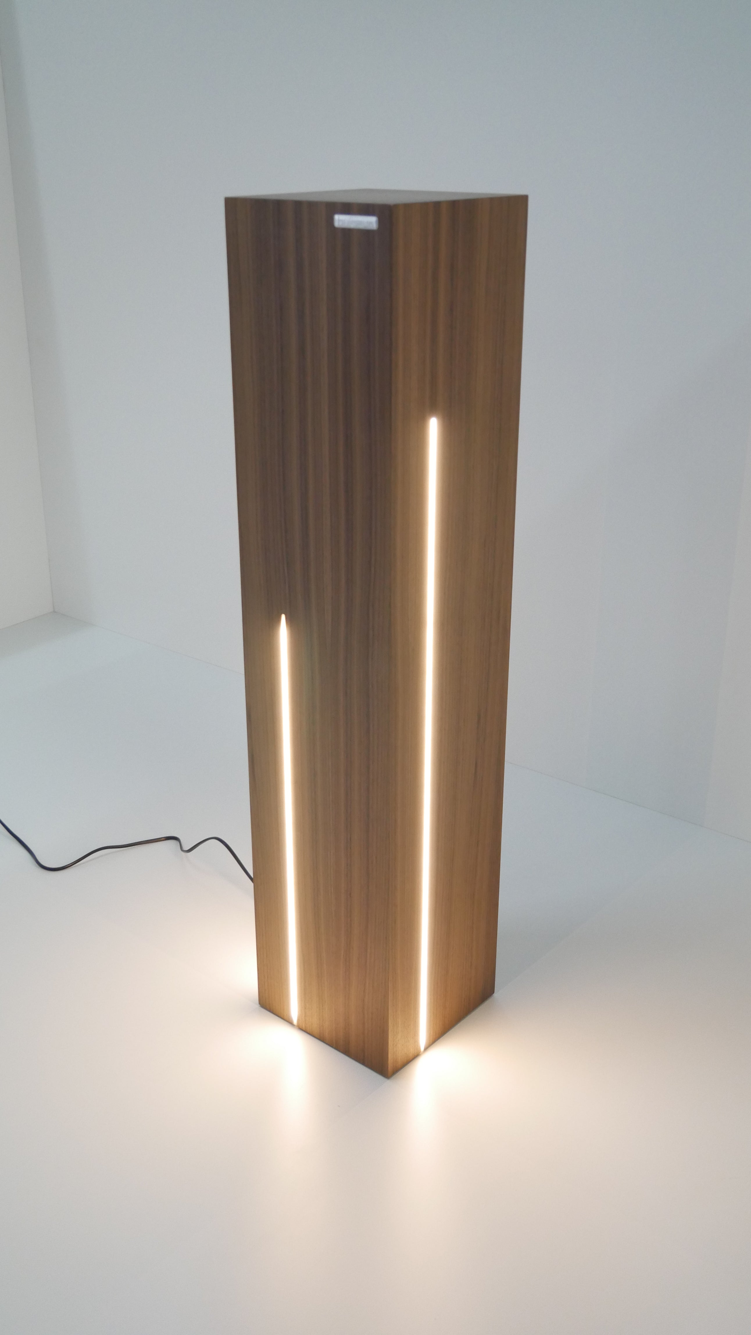 LED Stehlampe in Nussbaum "drei Streppen"